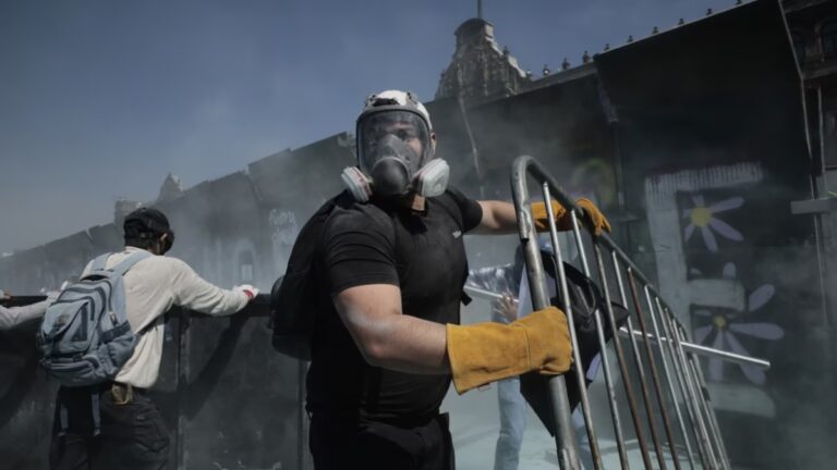 Marcha de ‘Generación Z’ México termina con disturbios en el Zócalo; retiran vallas de Palacio Nacional