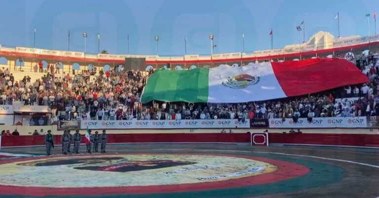 Aficionados gritan “Fuera Morena” en Plaza de Toros Revolución