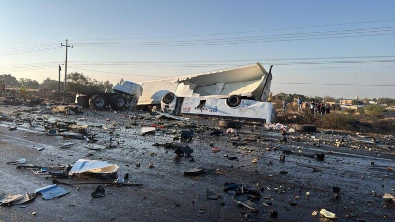 Choque entre trailers y autobús de transporte de personal en la Silao-Irapuato deja dos muertos