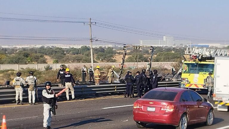 Confirman dos muertos y tres lesionados tras choque entre dos trailers y autobús en la Silao-Irapuato