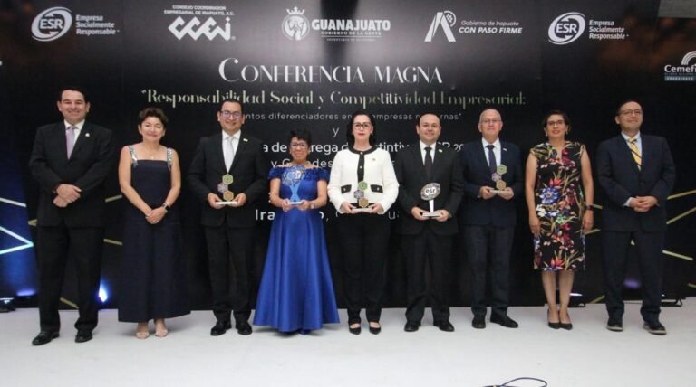 Entregan distintivos a empresas socialmente responsables