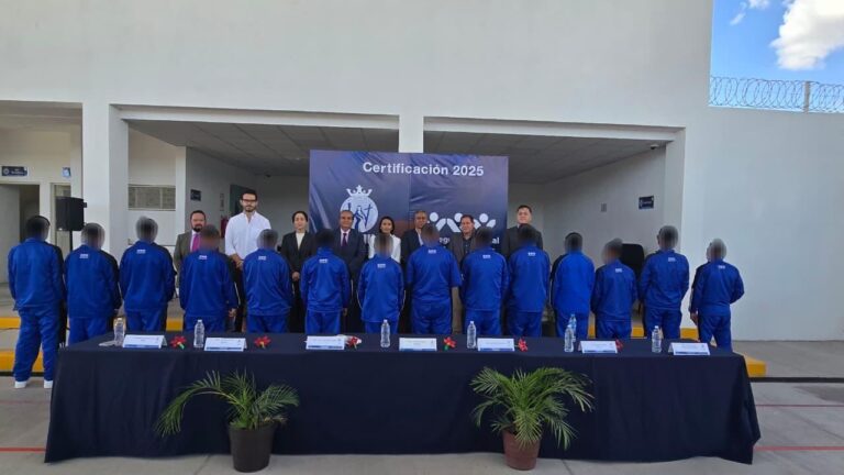 Entregan certificados educativos y laborales a adolescentes en proceso de reintegración en Guanajuato