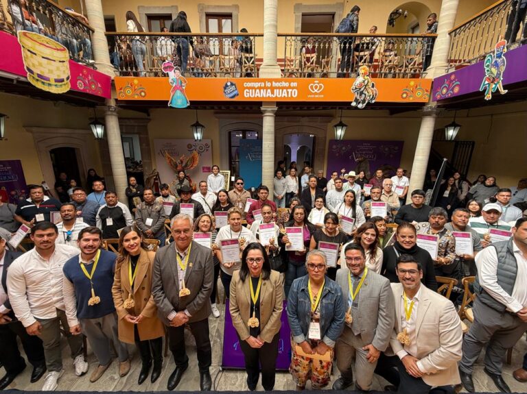 Gobierno de la Gente reconoce la creatividad de maestras y maestros artesanos