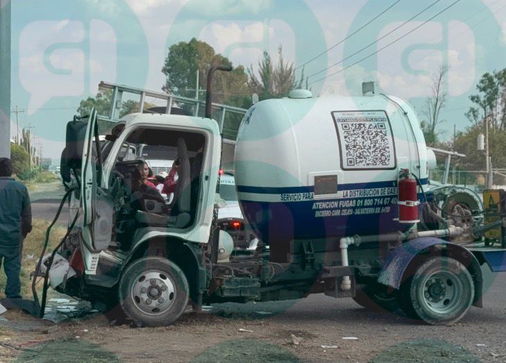 Aparatoso choque entre camión de carga y pipa de gas en la Abasolo-Irapuato deja 2 heridos