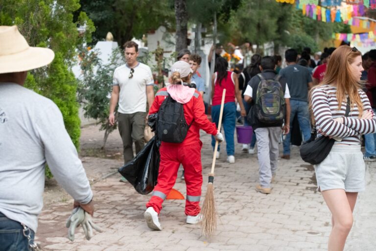 Miles de sanmiguelenses rinden tributo a sus muertos