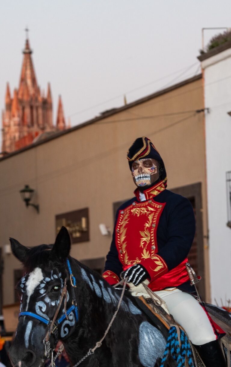 Allende guía el camino de San Miguel entre calaveras y flores