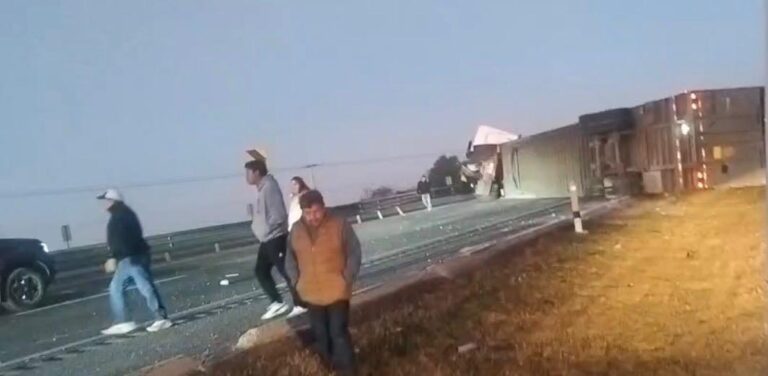 Volcadura de trailer afecta circulación en la autopista Querétaro-Celaya