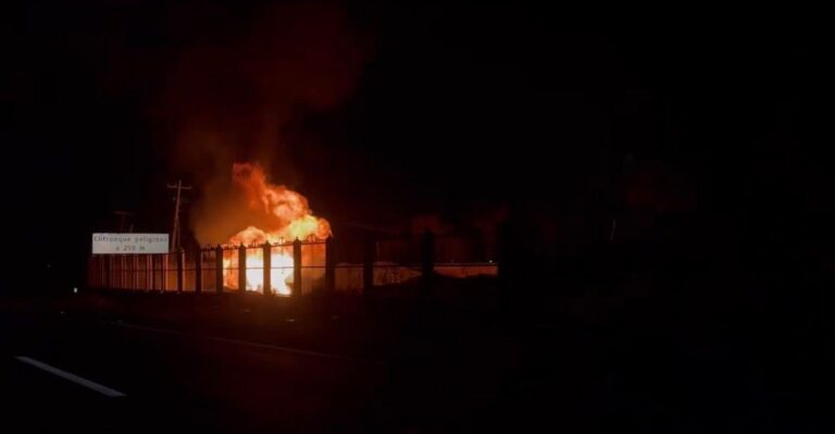 Continúa quema controlada de hidrocarburo en ducto de PEMEX