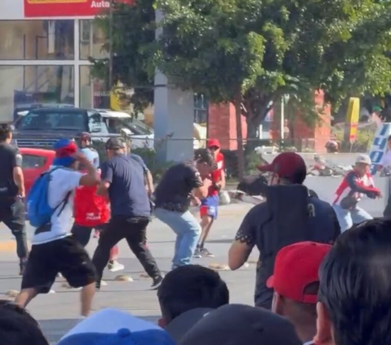 Aficionados del Irapuato y Chivas se pelean afuera del estadio Sergio León Chávez