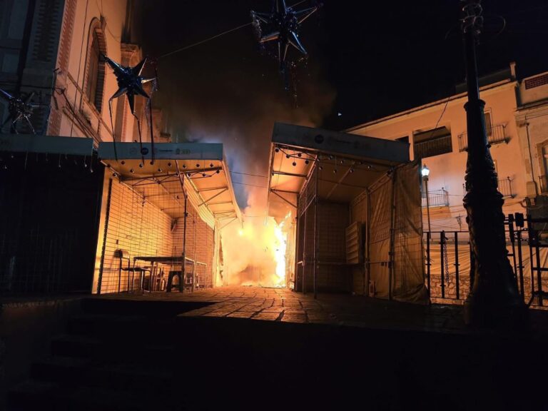 Incendio consume varios puestos del Mercado de Gavira en Guanajuato