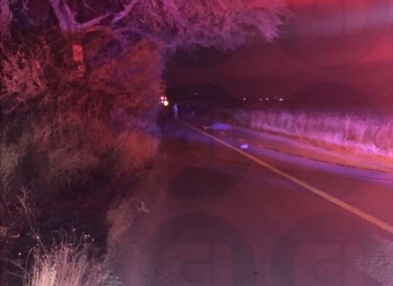 Choque entre camioneta y moto en la carretera Nápoles-Comanjilla deja una mujer y su hijo sin vida