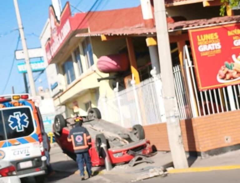 Automovilista pierde el control de su vehículo y vuelca en bulevar Díaz Ordaz