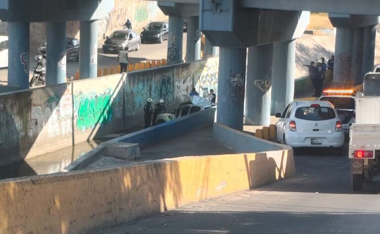 Camioneta termina al fondo del Malecón del río tras volcarse