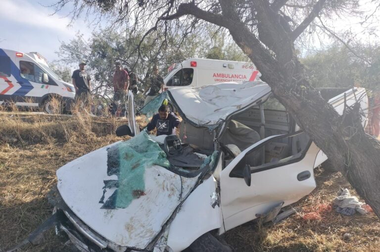 Camioneta se sale de la carretera Irapuato-Romita y deja cinco personas lesionadas