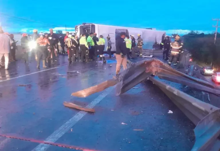 Volcadura de camión de transporte público deja 8 pasajeros muertos