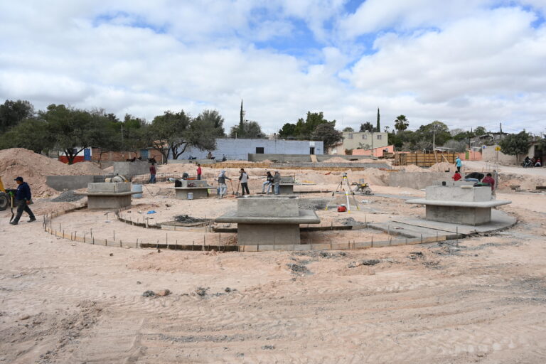 Construyen plaza cívica en Valencianita