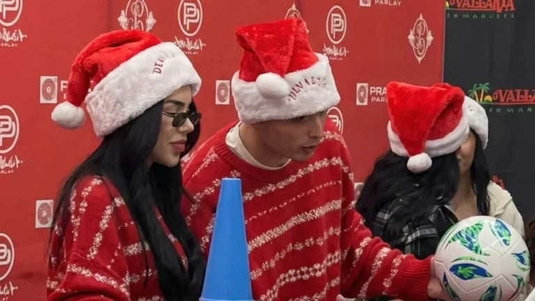 Kenia OS y Peso Pluma llevan alegría navideña a niños de Los Ángeles con entrega de juguetes