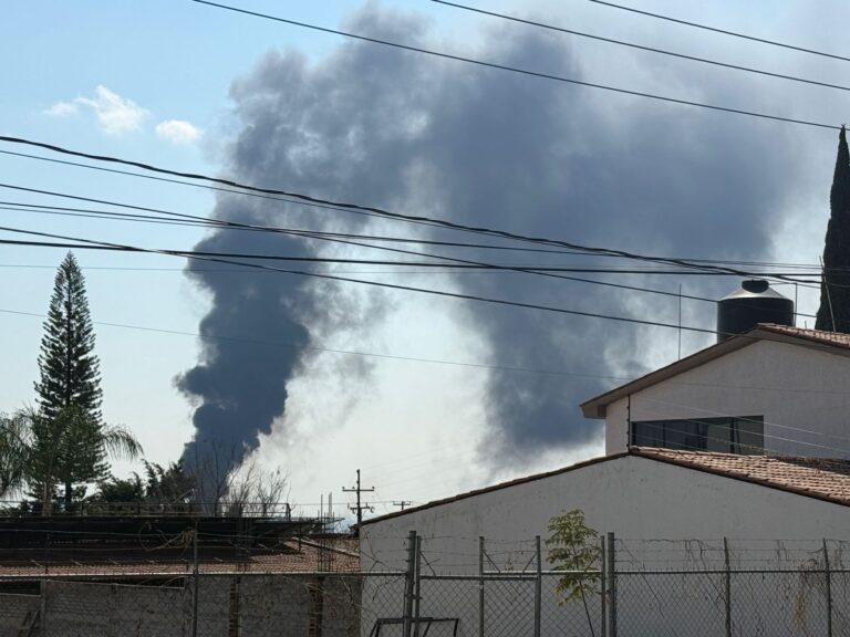 Incendio de basura y llantas causa alarma en Irapuato