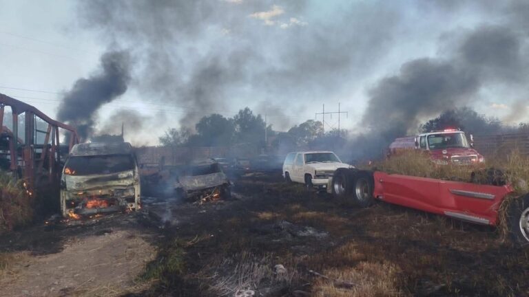 Fuego arrasa con más de 20 autos en corralón de Apaseo el Grande