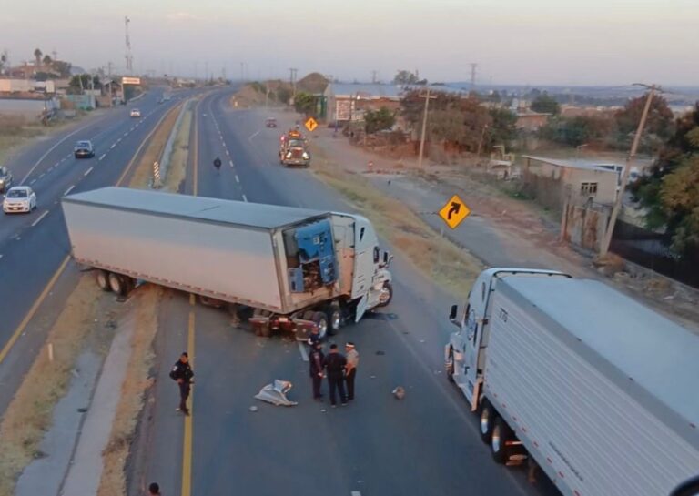 Conductor pierde control de su camión de carga e invade carriles provocando bloqueo de la Pénjamo-La Piedad