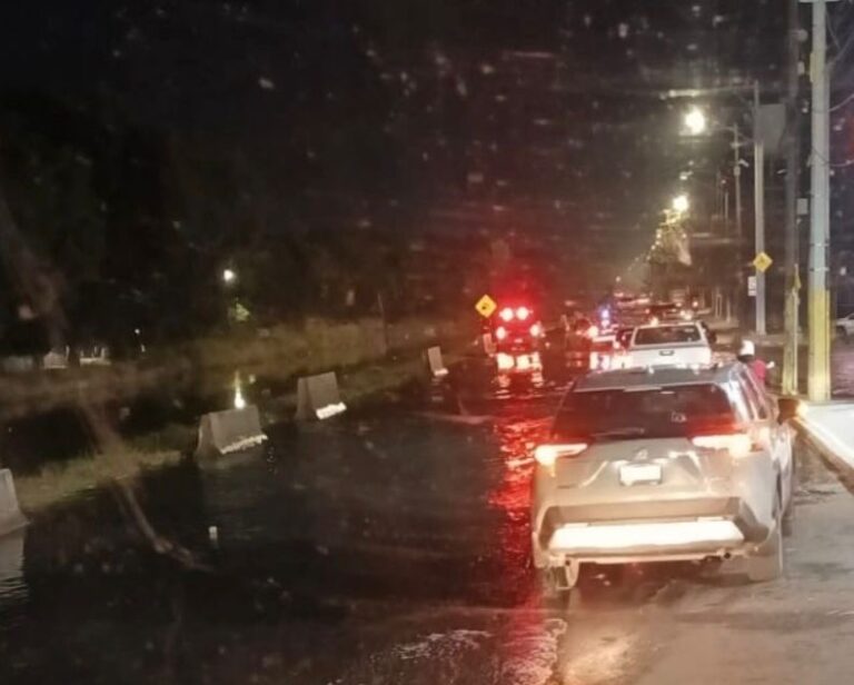 Se desborda canal de Coria y afecta a la Central de Abastos de Irapuato