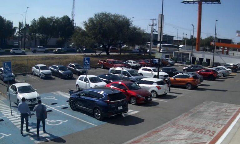 Escolta frustra a balazos asalto en estacionamiento de centro comercial; hay un detenido