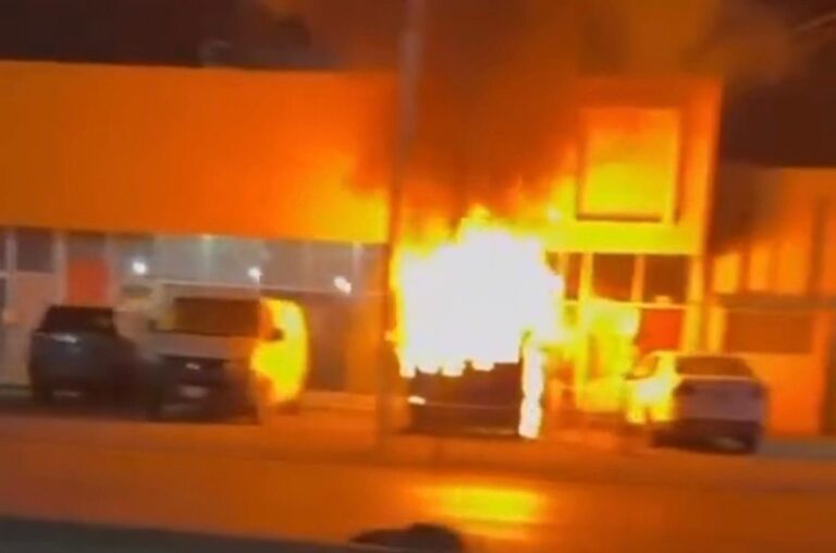 Incendian otro vehículo en Irapuato