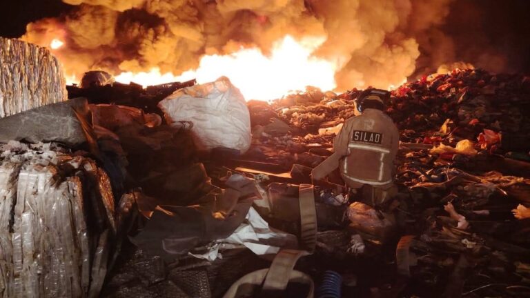 Incendio consume recicladora en El Coyote