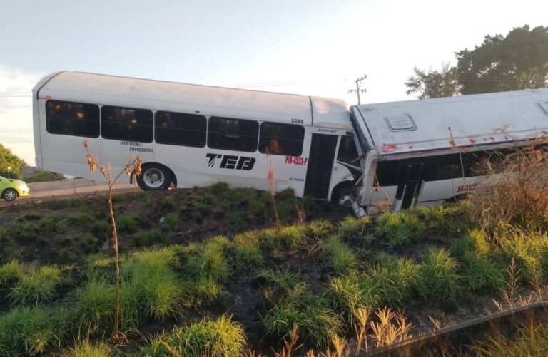 Chocan dos camiones de transporte de personal en la carretera Salamanca–Celaya