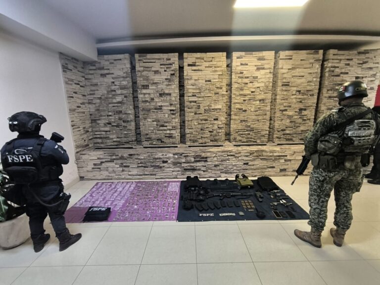 Detienen a dos en Yuriria con armas, droga y vehículos robados