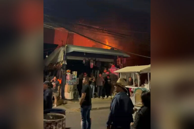Se incendia conjunto departamental América en Celaya