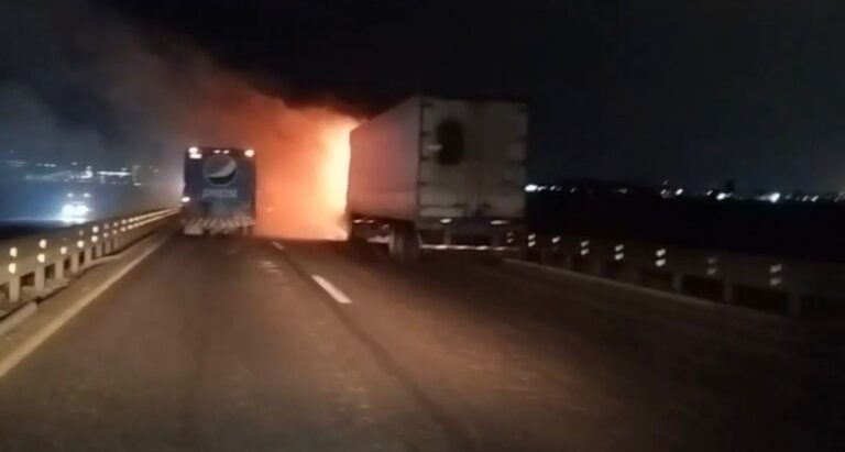 Incendio de tráiler moviliza a cuerpos de emergencia en Libramiento Sur Irapuato–Salamanca