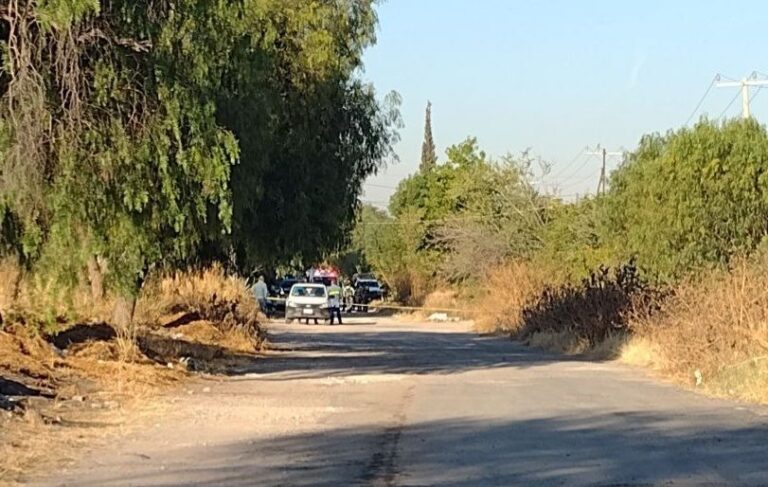 Hallan cadáver dentro de vehículo incendiado en Celaya