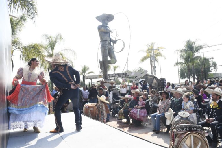 Honran al deporte nacional con donación de la escultura “La Charrería”