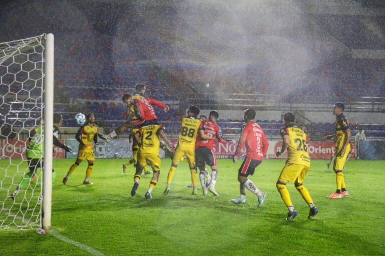 A puerta cerrada y bajo la lluvia, Irapuato remonta para ganar 4-1 a Leones Negros