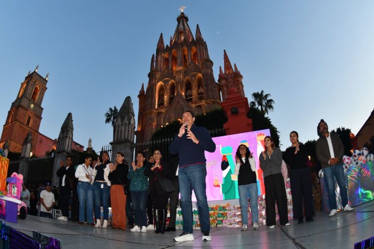 Entregan juguetes los Reyes Magos en San Miguel de Allende