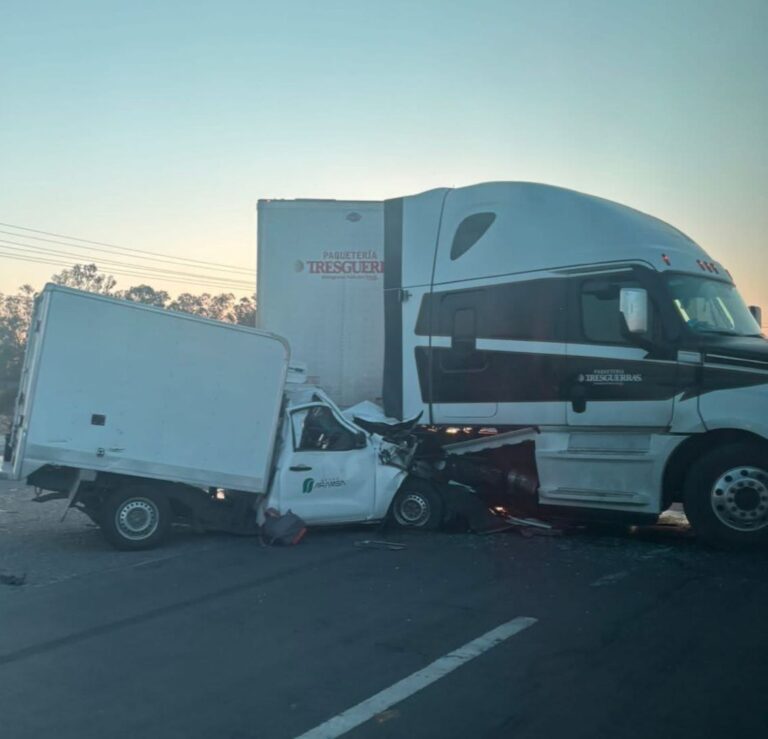 Destroza trailer a camioneta en Irapuato