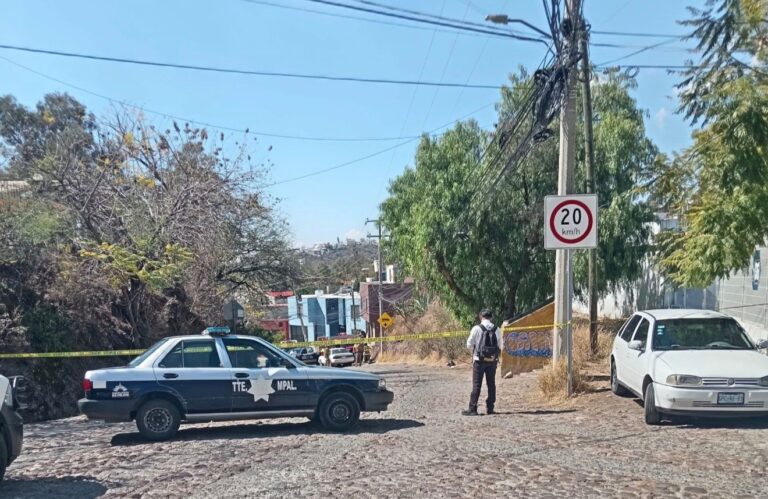 Muere hombre atropellado por su propio auto