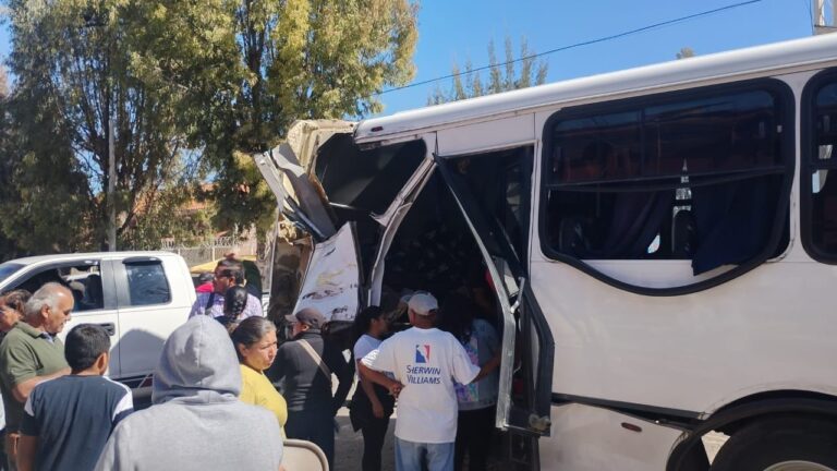 Embiste tren a camión de pasajeros  en Celaya