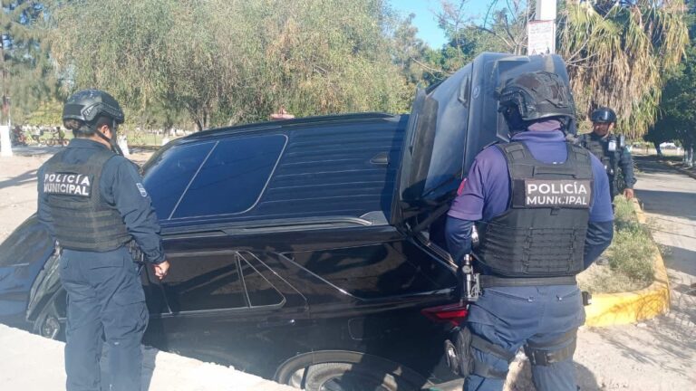 Camioneta robada vuelca tras persecución de Salamanca a Villagrán