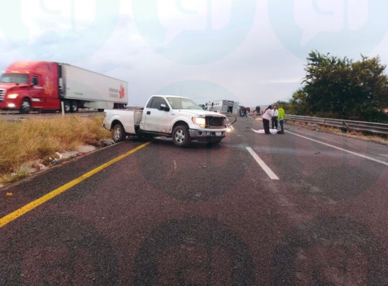 Choque entre camión de pasajeros y dos camionetas deja un par de personas sin vida en la Pénjamo-Abasolo