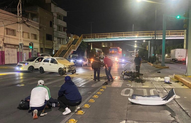 Choque entre auto y motocicleta deja dos lesionados en León