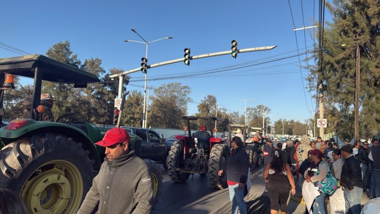 Se manifiestan productores afuera de La Mañanera