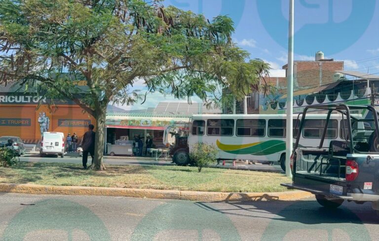 Civiles armados atacan camión de pasajeros en Pénjamo