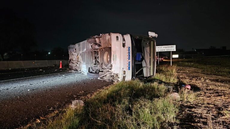 Vuelca autobús de pasajeros en Valtierrilla