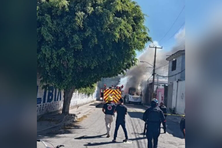 Incendian camión de transporte de personas en Las Heras