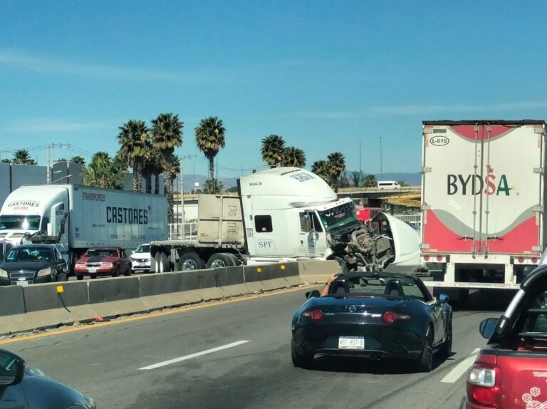 Camión de carga choca contra muro de contención y colapsa la Irapuato-Silao