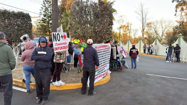 Se manifiestan  derechohabientes por mejoras en el IMSS