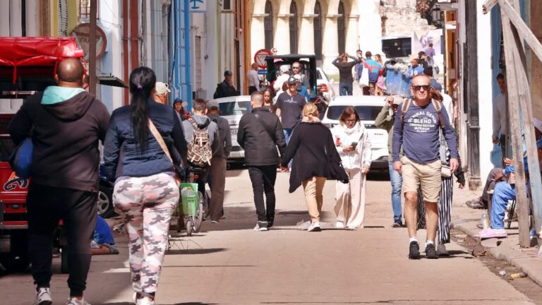 Cuba cierra hoteles y reubica turistas ante crisis energética provocada por el asedio de Trump