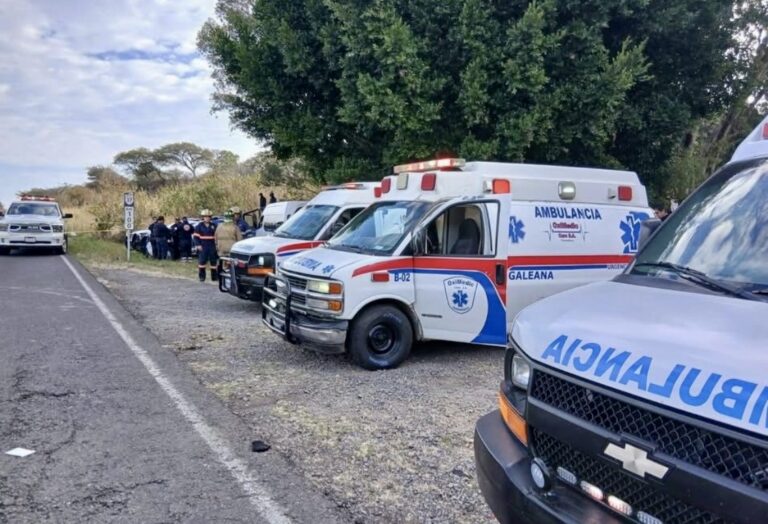 Vuelca camión de transporte de personal, hay 19 heridos